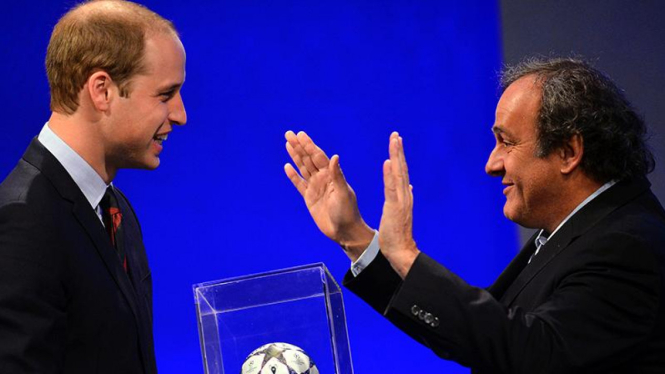 Pangeran William bersama Presiden UEFA, Michel Platini 