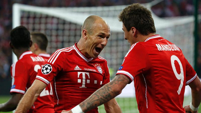 Arjen Robben (kiri) merayakan gol bersama Mario Mandzukic