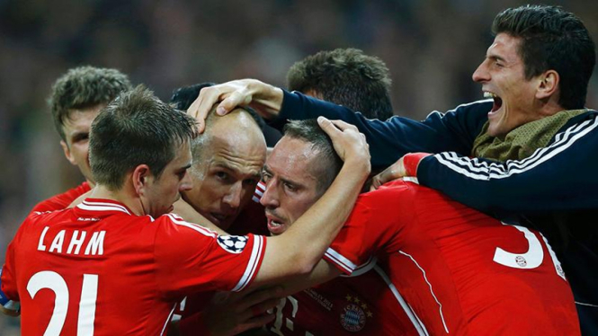 Para pemain Bayern Munich merayakan kemenangan atas Borussia Dortmund