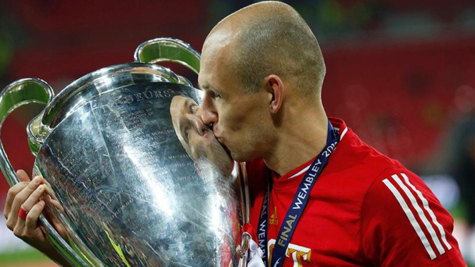 Arjen Robben mencium trofi Liga Champions 