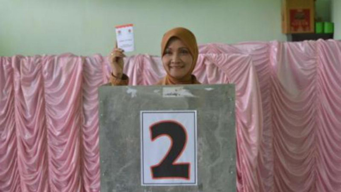 Rustriningsih memberikan hak suara di Pilgub Jateng 2013