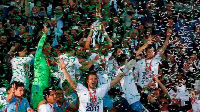 Lazio merayakan gelar juara Coppa Italia