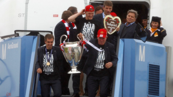 Philipp Lahm dan Jupp Heynckes memegang trofi Liga Champions
