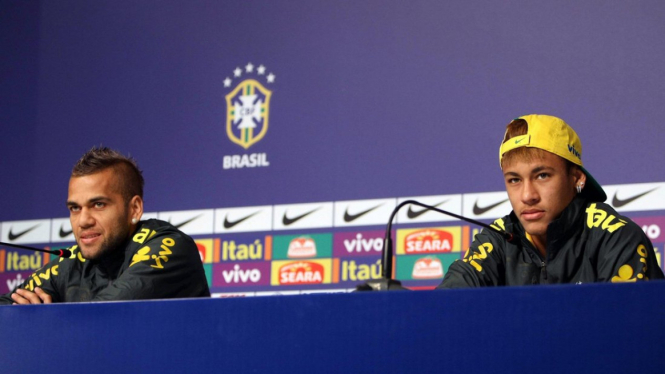 Neymar (kanan) dan Dani Alves