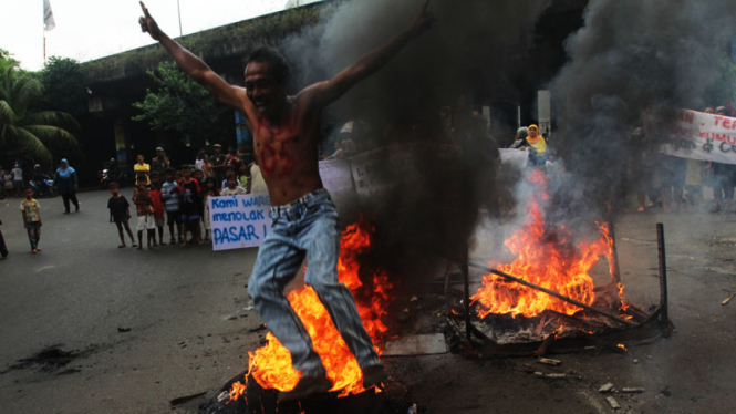 Aksi Bakar Ban Menolak Pembangunan Pasar