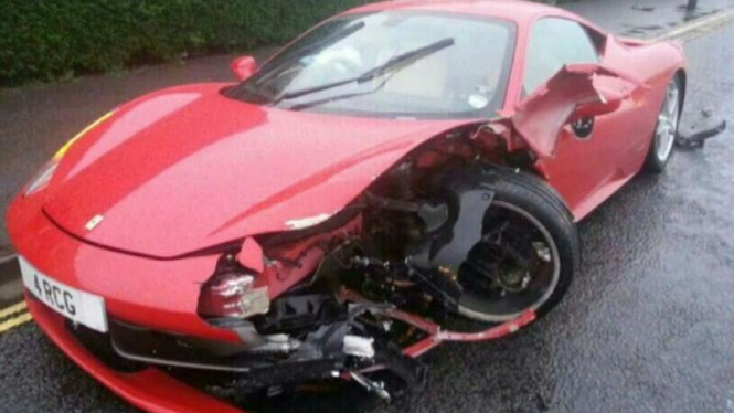 Ferrari 458 Italia mengalami kecelakaan di Inggris