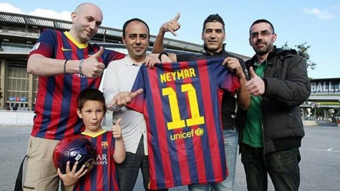 Fans Barcelona dengan jersey Neymar