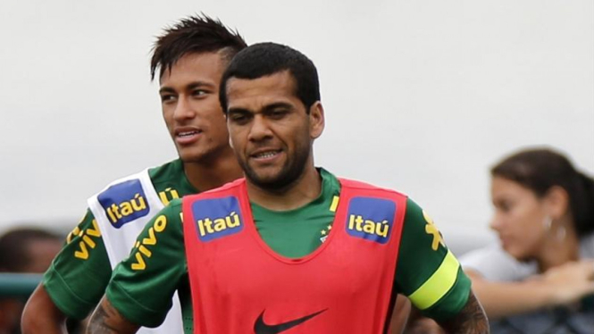 Pemain Brasil, Neymar, berdiri dibelakang Dani Alves