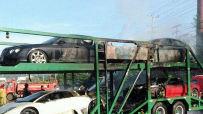 Truk pengangkut mobil terbakar di Thailand.