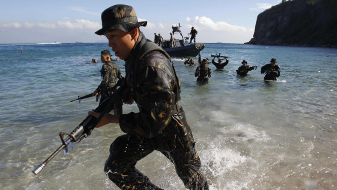 Pasukan Filipina dalam suatu latihan operasi amfibi. (REUTERS)