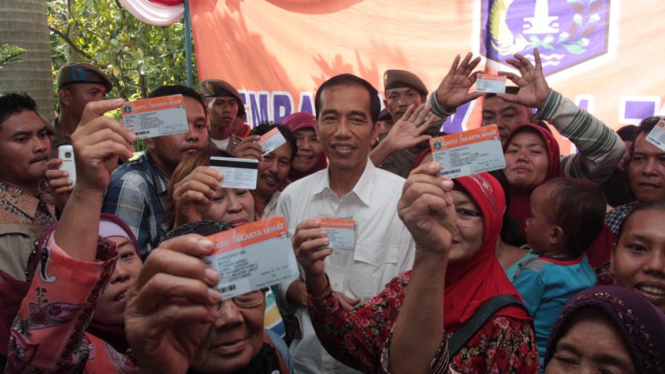 Jokowi bagikan KJS di Koja