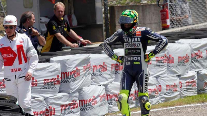 Valentino Rossi mengalami kecelakaan di MotoGP Italia 2013