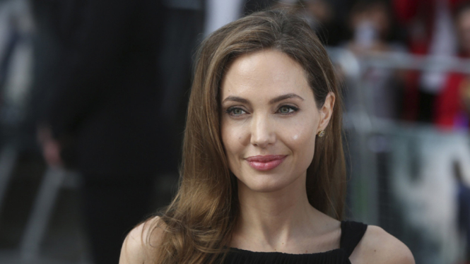 Penampilan Pertama Angelina Jolie Setelah Mastektomi.