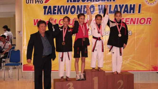 Taekwondoin cilik Indonesia, Erviko "Dea" Prameswari (kedua dari kanan) 