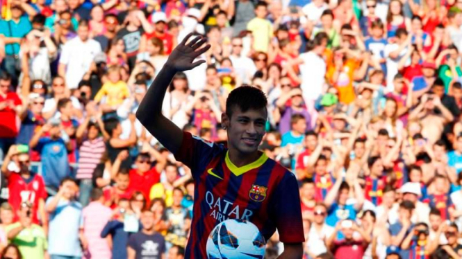 Pemain Barcelona, Neymar, saat diperkenalkan di Camp Nou