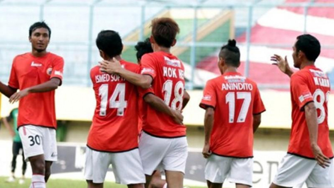 Pemain Persija merayakan gol