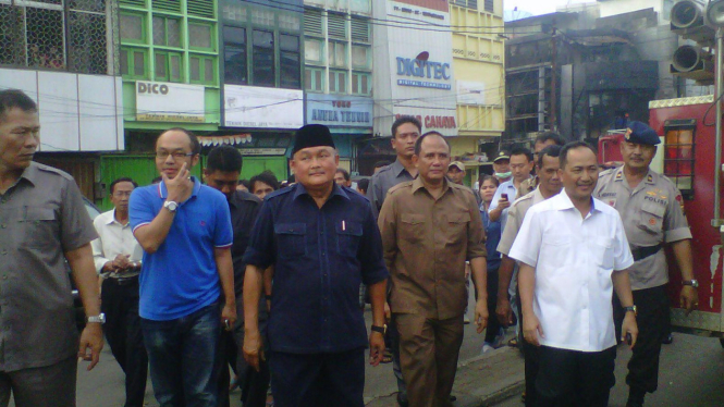 Kebakaran Palembang dipicu aksi massa. Gubernur Sumsel Alex Noerdin di lokasi.