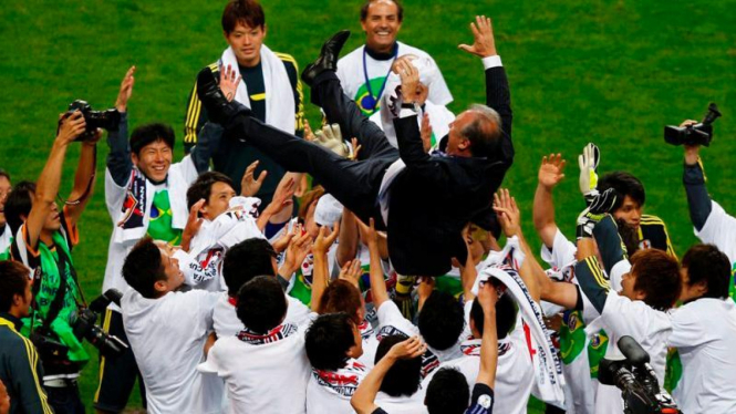 Pelatih Jepang, Alberto Zacheroni, merayakan lolos ke PD 2014
