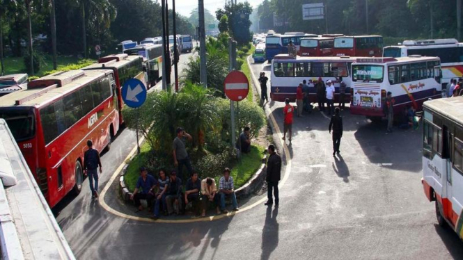 Demo sopir bus Bogor blokir jalan menuju tol Jagorawi.