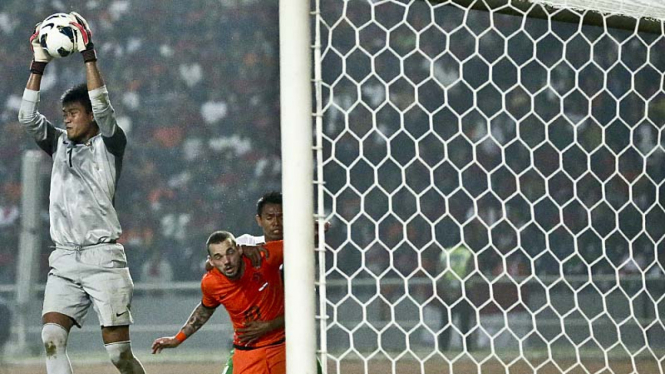 Kurnia Meiga dalam duel Indonesia vs Belanda.