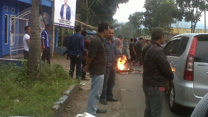 Demo menyegel kantor sektretariat DPC Demokrat Garut, Jawa Barat. 