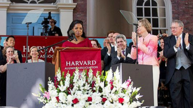 Oprah Winfrey saat memberikan pidatonya
