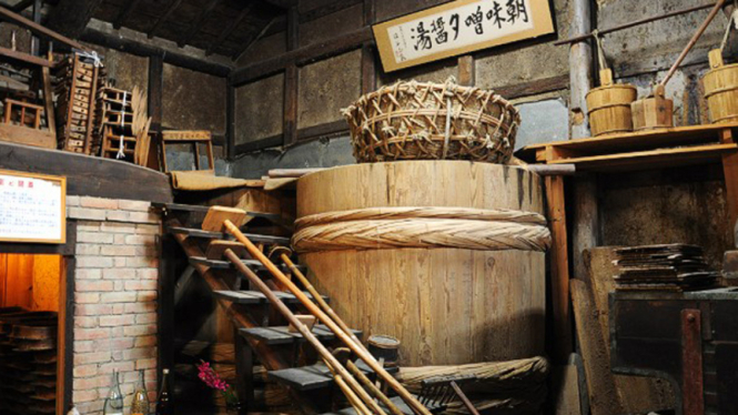 Pembuatan kecap sushi di Kadocho, kawasan pabrik tertua di Yuasa