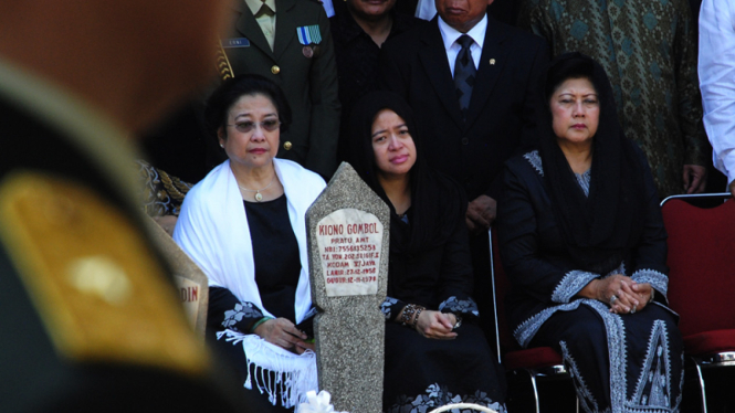Megawati saat proses pemakaman Taufik Kiemas.