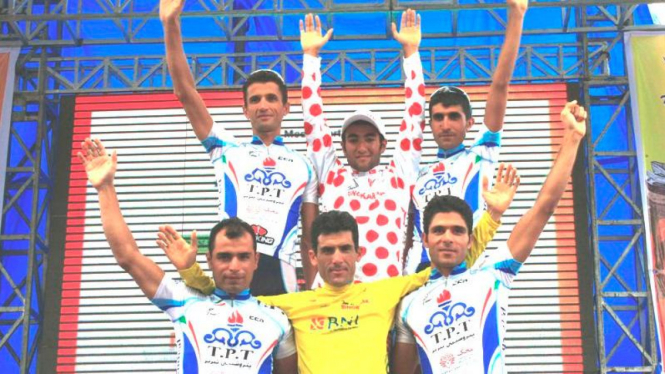 Juara TdS 2013, Ghader Mizbani Iranagh (kuning), dan tim Tarbiz