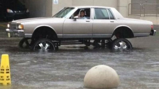 Sedan dimodifikasi agar bisa lewati banjir