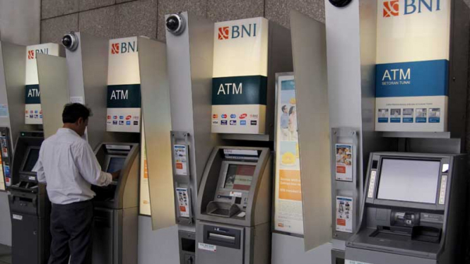 Ilustrasi Pengguna layanan Anjungan Tunai Mandiri (ATM)