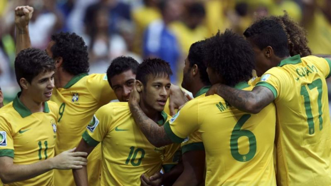 Pemain-pemain Timnas Brasil merayaan gol Neymar
