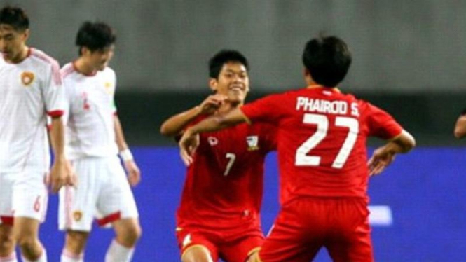 Pemain Thailand usai mencetak gol ke gawang China