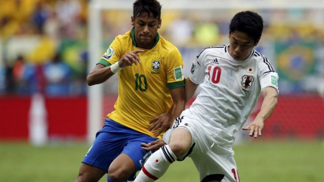 Pemain Jepang, Shinji Kagawa, berebut bola dengan Neymar