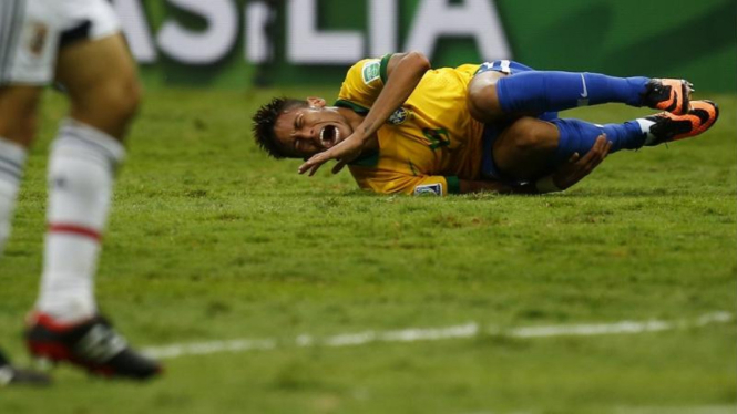 Pemain Brasil, Neymar, mengerang kesakitan