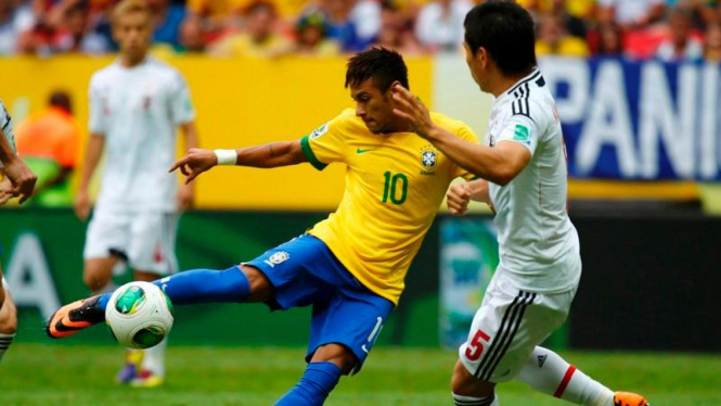 Neymar (kuning) saat mencetak gol ke gawang Jepang