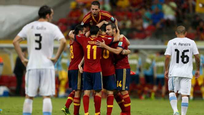 Spanyol merayakan gol melawan Uruguay di Piala Konfederasi 2013