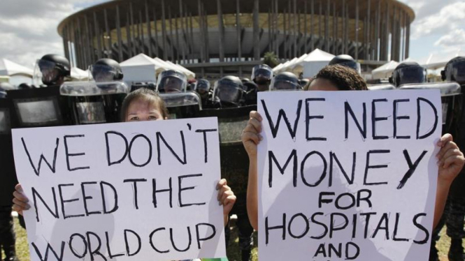 Demonstrasi terjadi di depan stadion Piala Dunia