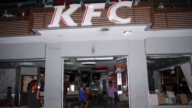 aksi massa pendemo jarah KFC di Medan