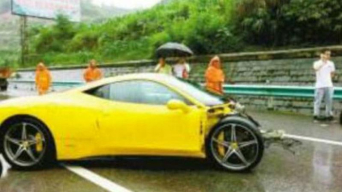 Ferrari 458 Italia mengalami kecelakaan di China