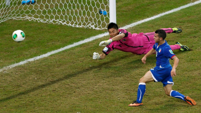 Sebastian Giovinco (biru) mencetak gol ke gawang Jepang