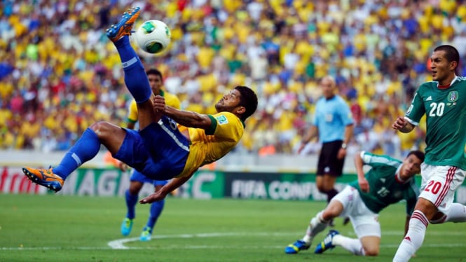 Striker timnas Brasil, Hulk, melakukan tendangan salto