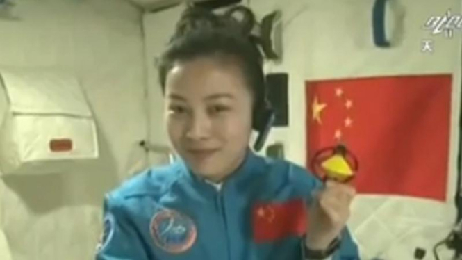 Astronot China Wang Yaping mengajar di antariksa