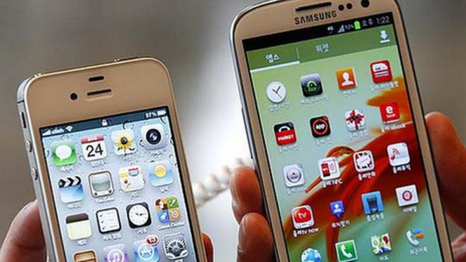 Apple iPhone 5 dan Samsung Galaxy S4 [foto ilustrasi]