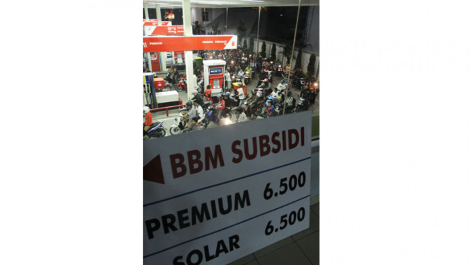 Antrian BBM di SPBU Menjelang Kenaikan Harga