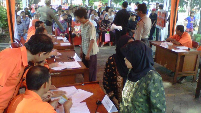 Proses penyaluran BLSM di Kantor Pos Jakarta Pusat.