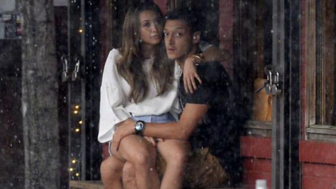 Mesut Oezil dan Mandy Capristo