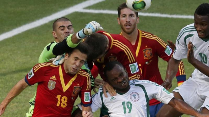 Pemain Spanyol (merah) coba menghadapi pemain Nigeria