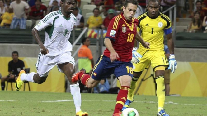 Pemain Spanyol, Jordi Alba, saat mencetak ke gawang Nigeria