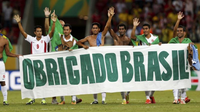 Para pemain Tahiti membentangkan spanduk di Piala Konfederasi 2013